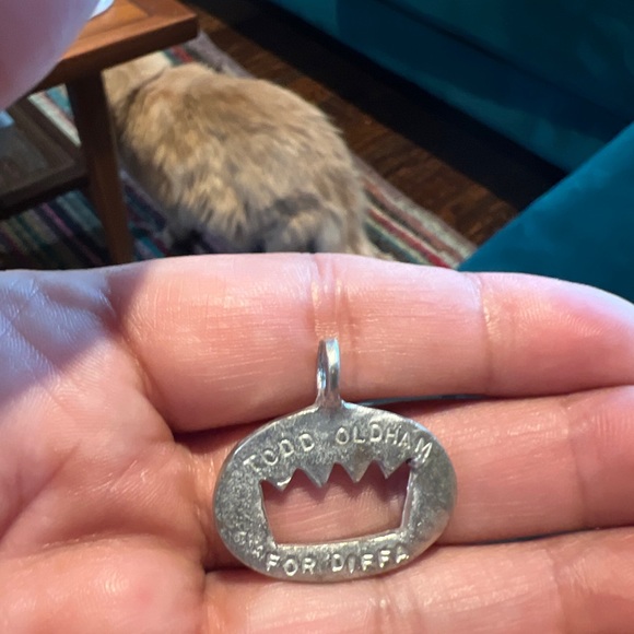 Rare 90’s Todd Oldham for DIFFA silver crown necklace pendant with rhinestones - Picture 4 of 4